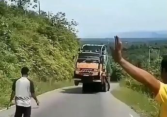  Waduh, Ketika Melintas Truk Ini Tiba-tiba Berdiri, Mau Berubah Jadi Optimus Prime?