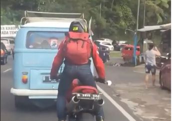 Nggak Paham Lagi, yang Dilakukan Pengendara Motor Ini Langsung Bikin Bingung Semua Orang!