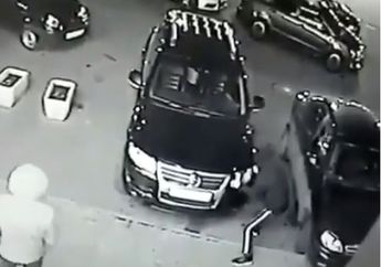 Tertangkap Kamera CCTV, Headlamp Mobil Dicomot Dengan Mudahnya Oleh Seorang Pencuri