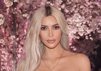Sambut Tahun Baru, Kim Kardashian Unggah Fotonya dengan Warna Rambut Gelap, Cantik Mana dengan Rambut Warna Terang?
