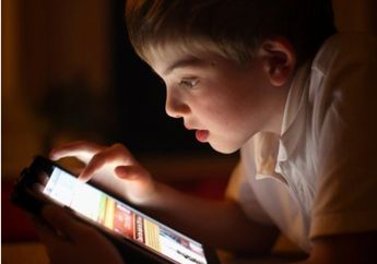 Ibu-ibu Perhatikan! Ini Akibatnya Jika Anak Terlalu Sering Menatap Layar Smartphone