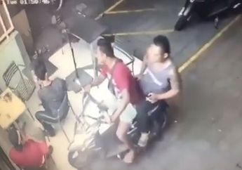 Terekam CCTV Seorang Pria Mencoba Menikam Seorang Pemuda yang Sedang Asyik Nongkrong di Mini Market