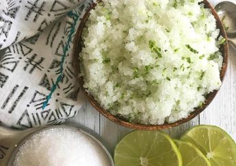 Rawat Kulit Bersih dan Putih dengan Scrubbing Garam Laut dan Perasan Air Jeruk