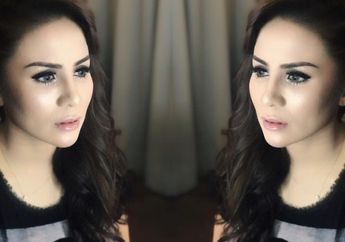 Duduk Cantik di Pesawat, Momo Geisha Kenakan Selembar Scarf yang Harganya Bisa Buat Modal Nikah!