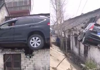 Sebuah Mobil 'Nyangkut' di Atap Rumah Warga, Kok Bisa? 