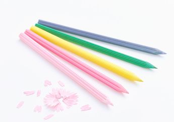 Jepang Produksi Pensil Warna Berbentuk Bunga Khas Negaranya, Pas Diraut Jadi Kayak Musim Semi!