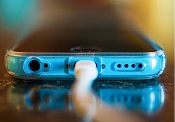 Ternyata Cara Kamu Mengisi Daya Baterai Ponsel Selama Ini Salah! Ini Cara yang Benar