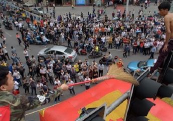 Niatnya Bunuh Diri Loncat dari Lampu Lalu Lintas, Pria Ini Malah Digebuki Supaya Jatuh