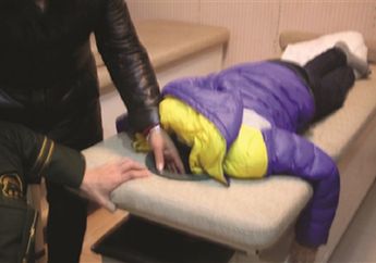 Niatnya Pijat, Kepala Anak Laki-laki Ini Malah Terjepit dalam Lubang Tempat Tidur