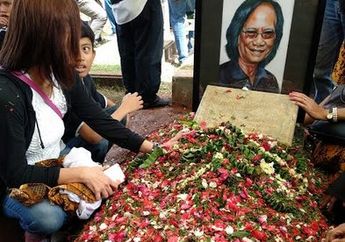 Penggemar Koes Plus datang dari Solo, Ini yang Dilakukannya Saat Ziarah ke Makam Yon Koeswoyo