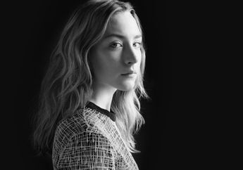 Masuk Nominasi Best Actress Golden Globes 2018, Saoirse Ronan Bawa Pulang Piala Palm Springs International Festival Awards Gala 2018 dengan Penampilan Begini