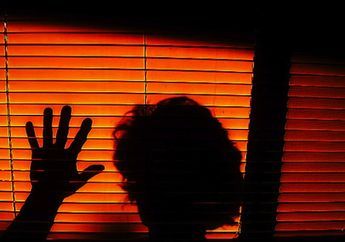 Tiap Malam Menyelinap ke Kamar Gadis ABG, Pria Misterius Ini Lakukan Hubungan Seksual Tak Lazim Dalam Gelap