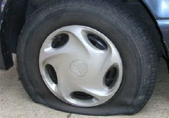 VIDEO: Waduh Ban Mobil Bocor Nekat Dikendarai, Bahaya Nggak tuh?