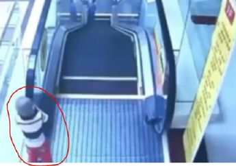 VIDEO: Lepas Dari Pengawasan Orang Tua, Seorang Anak Dibiarkan Main di Eskalator, Begini nih Akibatnya