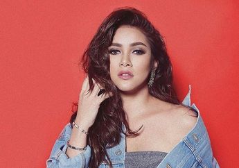 Layaknya Anak Muda Zaman Now, Inilah Deretan Gaya Kasual Olla Ramlan Saat Memakain Ripped Jins Kekinian