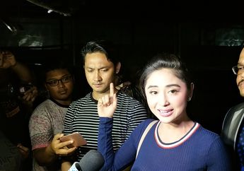 Diperiksa Polisi, Dewi Perssik Bawa Dua Barang Bukti