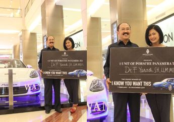 Wow, Fredrich Yunadi Dapat Hadiah New Porsche Panamera! Mobil Mahal nih!