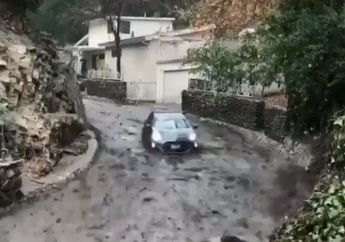 Dibantu Derasnya Arus Air, Sebuah Mobil Terjang Banjir Bak Kapal Laut