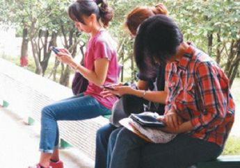 Rumah Tangga Hancur Berantakan Karena Sang Istri Kecanduan Main Ponsel Hingga Telantarkan Rumah dan Anak-anak