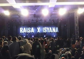 VIDEO - Keseruan Showcase Raisa x Isyana Foto Bareng Seluruh Penonton