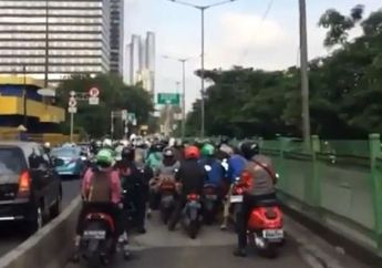 Puluhan Pengendara Masuk Jalur Busway, Polisi Ciduk Berjamaah Para Pelanggar Ini