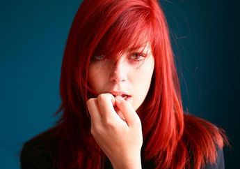 Bikin Sendiri di Rumah: Cat Perwarna Merah Alami Rambut dari Bubuk Kayu Manis