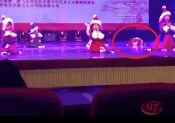 Saat Menari di Panggung, Balita Ini Malah Tengkurap di Lantai, Petugas Sampai Geger!