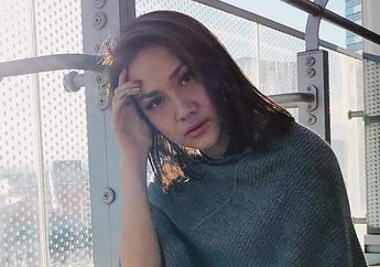 Mengenakan Sweater saat Berada di Harajuku, Jepang, Bunga Citra Lestari Memadukannya dengan Aksesori Kepala Seharga Ini!