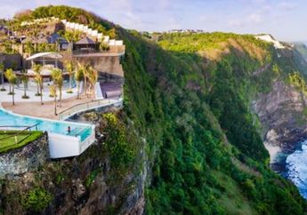  Jangan Ngaku Pemberani Kalau Belum Coba Berenang di Kolam Kaca Tepi Tebing, Indah Tapi Bikin Ngeri!