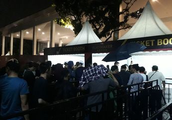 Demi Nonton Konser, Fans Liam Gallagher Rela Hujan-hujanan