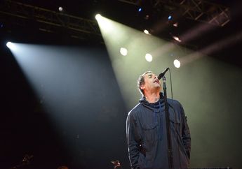 Liam Gallagher Diserbu 2 Fans Nekat di Atas Panggung, Begini Reaksinya!