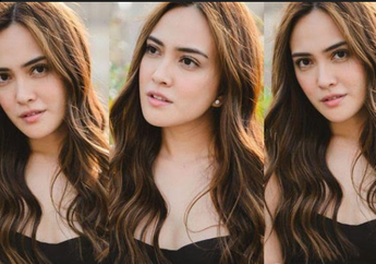 Gaya Fashion Seksi Feminin Shandy Aulia dengan Rok Lipit Warna Pink, Cantiknya Badaiiii&hellip;. 