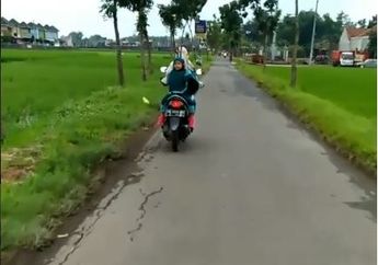 Duh Bahaya Banget, Anak Kecil Dibonceng Ibunya Tapi Duduk Menghadap ke Belakang