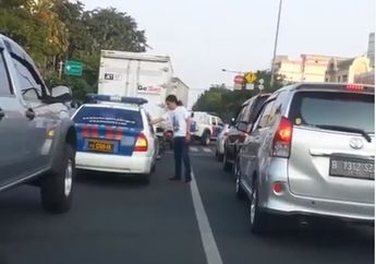Aksi Berani Seorang Pria yang Mengembalikan Sampah yang Dibuang dari Mobil Polisi, Mantap!