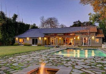 Klasik dan Elegan, Intip yuk Rumah si Cantik Megan Fox, Dalamnya Mewah Banget!