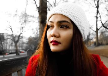 Tampil Beda, Rina Nose Tampil dengan Gaya Rambut Baru dan Outfit Berwarna Cerah, Seperti Apa ya?