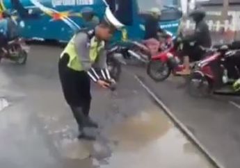 Protes Dengan Jalanan Berlubang, Polisi Taruh Ikan Lele di Kubangan Jalan