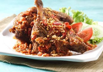 Bebek Penyet Sambal Matah, Pedasnya Nampol Abis!