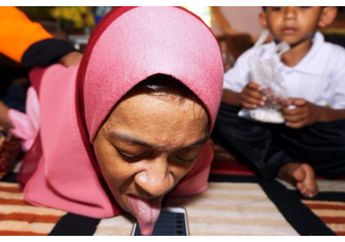 Inspiratif, Wanita Penyandang Disabilitas Ini Gunakan Lidah Untuk Mengoperasikan Ponselnya