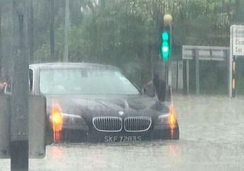 Nekat Terjang Banjir Hingga Mobilnya Macet, Pengendara Ini Bagikan Pengalaman Mengerikannya