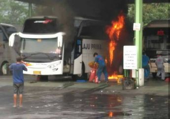 Sedang Dalam Perbaikan, Sebuah Bus di Pangkalan Mendadak Terbakar