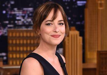 Unik Banget, Dakota Johnson Nyobain Bulu Mata Palsu Berhiaskan Lampu LED!