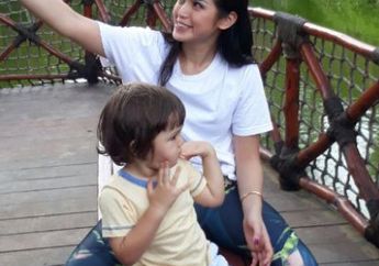 VIDEO - Jessica Iskandar Mencoba Memberikan Makan Burung Elang Di Kepalanya