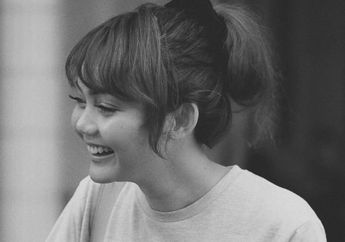 Tampil Fashionable, Rina Nose Padukan Outer Bermodel Penguin Tail dengan Outfit Seperti Ini, Bisa Dicontek nih!