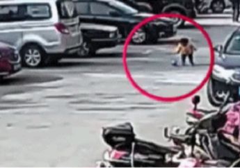 Sendirian Bermain Bola di Lahan Parkir, Balita Dilindas Mobil yang Sedang Bergerak Mundur