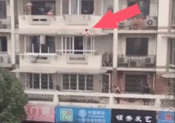 Ditinggal Sendirian di Apartemen, Balita Usia 3 Tahun 'Nangkring' di Kanopi Jendela