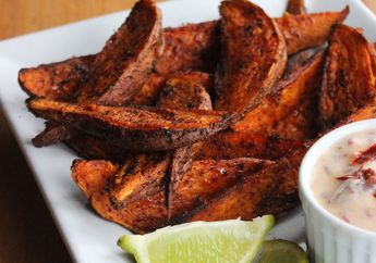 Mau Dinner di Rumah Bareng Pacar? Hidangkan Spicy Sweet Potato Fries Ini Sebagai Appetizer!