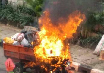 Sebuah Motor Hangus Habis Terbakar, Netizen: Motor Angkut Sampah Jadi Sampah Semua