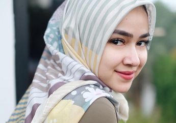 Kenakan Busana Serba Merah, Aryani Fitriana Tampil Stunning, Adem Banget Liatnya!