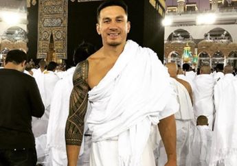 Kunjungi Mekah Untuk Umrah, Inilah Identitas Pria Bertato Yang Berfoto di Depan Ka'bah, Ia Juga Mengucap Syukur Dapat Mengunjungi Masjid Nabawi